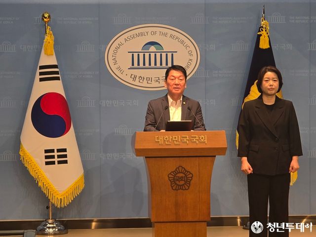 당 지도부와 조직강화특위에 쇄신안을 제안하는 안철수 의원. 사진=장효남 기자