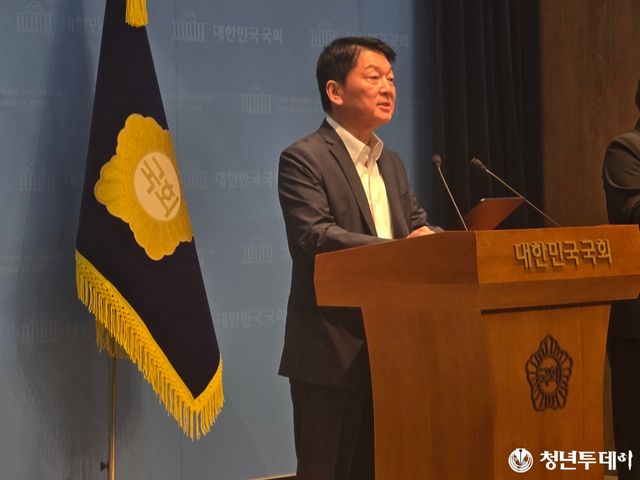 당 지도부와 조직강화특위에 쇄신안을 제안하는 안철수 의원. 사진=장효남 기자