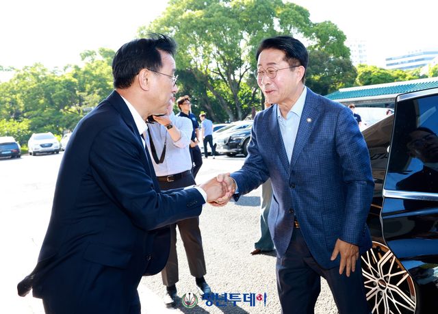 위성곤 제주도지사가 5일 오후 제주시 제주도청을 방문하는 조정식 국회의장을 맞이하고있다.&nbsp;2026.8.5[사진=제주 김원혁 기자]