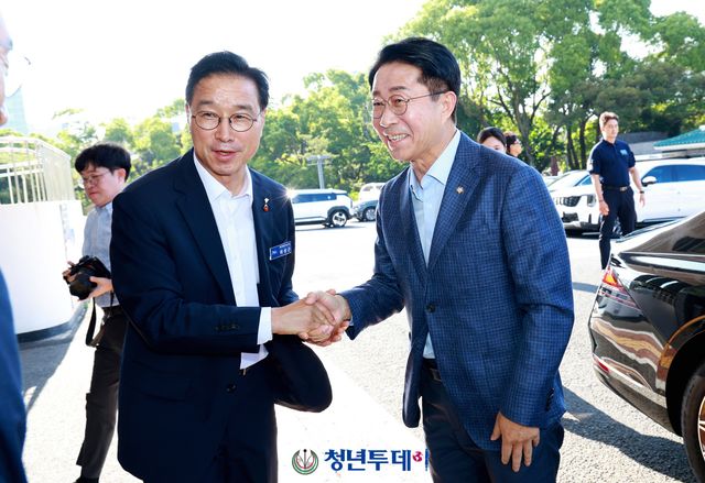 위성곤 제주도지사가 5일 오후 제주시 제주도청을 방문하는 조정식 국회의장을 맞이하고있다.&nbsp;2026.8.5[사진=제주 김원혁 기자]
