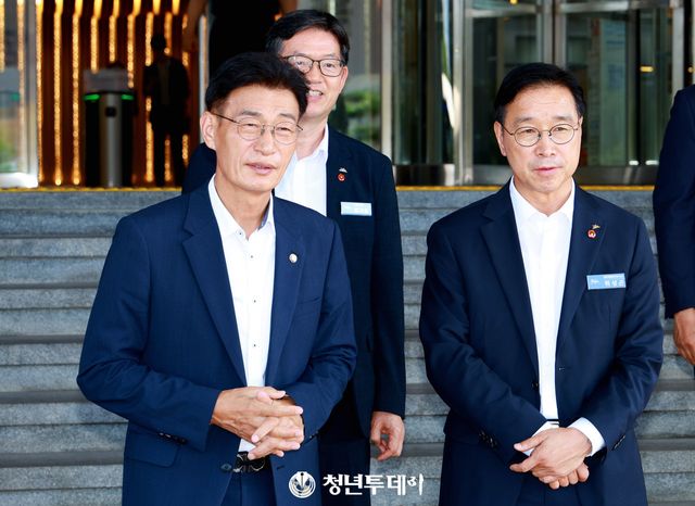 위성곤 제주도지사가 조정식 국회의장을 맞이하기 위해 도청 현관앞에서 문대림·김성범 국회의원과 함께 기다리고 있다. 2026.8.5[사진=제주 김원혁 기자]