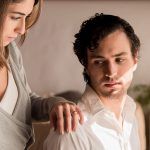 나르시시스트 연애 초기 단계는 이상화가 끝난 뒤 간접적 설득으로 이어집니다.