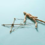 가스라이터(gaslighter)는 가스라이팅을 시행하는 자로 목적으로 피해자를 조종하려는 의도에서 시작된다.