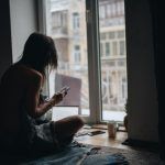 헤어진 후 SNS에 새로운 연인을 과시