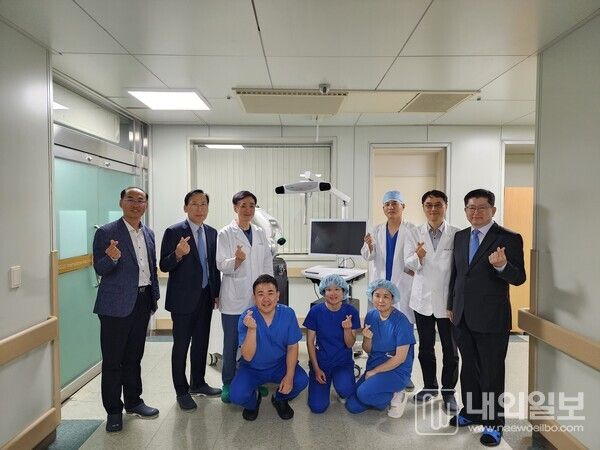 최신 인공관절 수술 로봇을 도입한 HJ매그놀리아국제병원 의료진및 관계자들이 기념촬영을 했다. (사진=HJ매그놀리아국제병원)