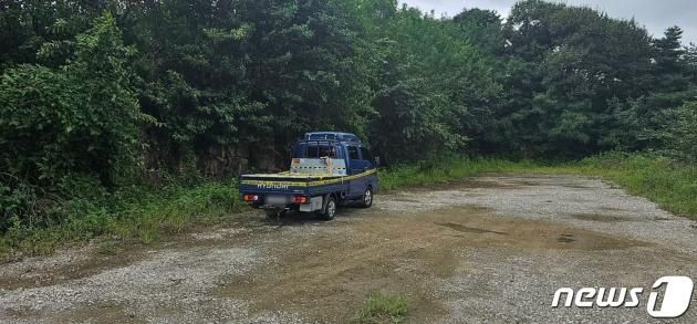 10대 남매가 숨진 채로 발견된 경남 김해 한 야산에 세워진 1톤 화물차 모습(독자제공).