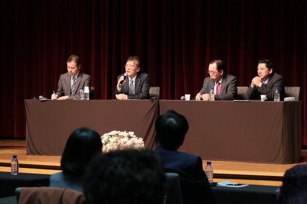 제21차 신한국포럼에서 토론하는 문병철 통일정책연구소 수석연구원, 위인규 선학UPA대학원대학교 교수(패널)