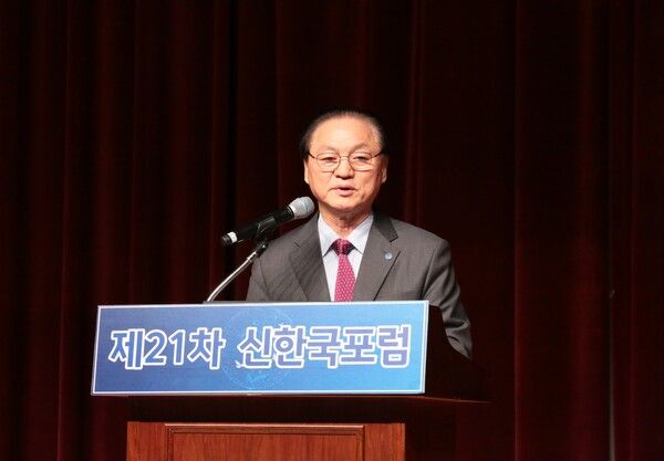 제21차 신한국포럼에서 환영사하는 양창식 천주평화연합 세계의장