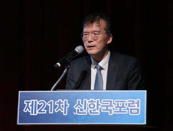제21차 신한국포럼에서 주제강연하는 김범수 서울대학교 통일평화연구원 원장