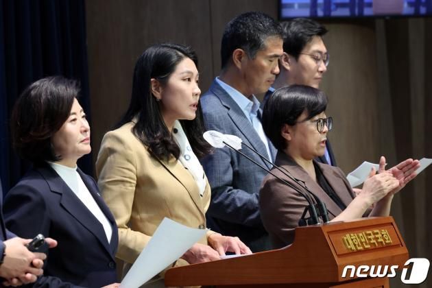 국회 여성가족위원회 야당 간사 신현영 더불어민주당 의원과 의원들. 뉴스1 ⓒ News1 황기선 기자