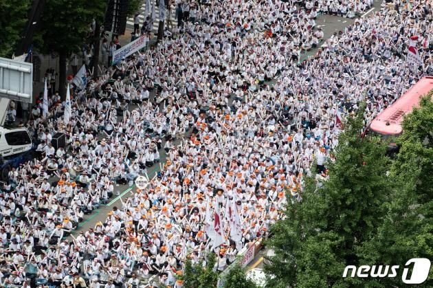 대한민국공무원노동조합총연맹과 전국공무원노동조합 조합원들이 8일 서울 중구 남대문로 일원에서 열린 공무원 노동자 총궐기대회에서 구호를 외치고 있다. 양대노조 조합원 2만여 명은 이날 총궐기대회에서 '2024년도 공무원 임금 37만7천원 정액인상', '정액급식비 8만원 인상', '6급 이하 직급보조비 3만5천원 인상', '초과근무수당 및 연가보상비 산정 방식 민간수준으로 개정' 등을 촉구했다. 2023.7.8/뉴스1 ⓒ News1 유승관 기자