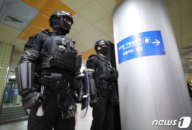 8월4일 오후 경기 성남시 분당구 오리역에서 경찰특공대가 순찰을 하고 있다. 경찰은 ‘서현역 묻지마 흉기난동’ 사건 후 온라인 공간에서 또 다른 ‘오리역 살인예고’ 글이 작성돼 성남시 분당지역에 인력 98명을 긴급배치 했다. 2023.8.4/뉴스1 ⓒ News1 김영운 기자
