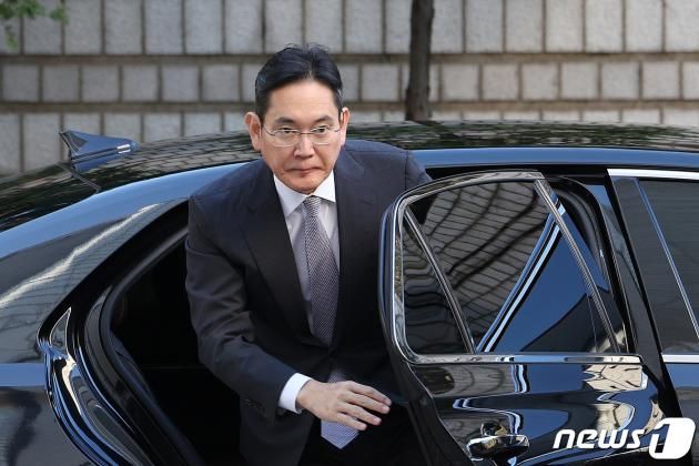 이재용 삼성전자 회장이 17일 오전 서울 서초구 서울중앙지방법원에서 열린 회계부정·부당합병 관련 1심 결심 공판에 출석하고 있다. 이 회장은 경영권 승계를 목적으로 삼성 미래전략실 주도로 2015년 삼성물산과 제일모직의 합병을 계획적으로 추진하고 그 과정에서 회계부정·부정거래를 저지른 혐의로 2020년 9월 기소됐다. 2023.11.17/뉴스1 ⓒ News1 신웅수 기자