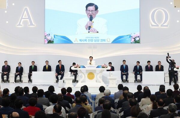 4일 오후&nbsp;2시 신천지 영등포교회에서 앙코르 말씀대성회가 열린 가운데 이만희 총회장이 강연하고 있다.