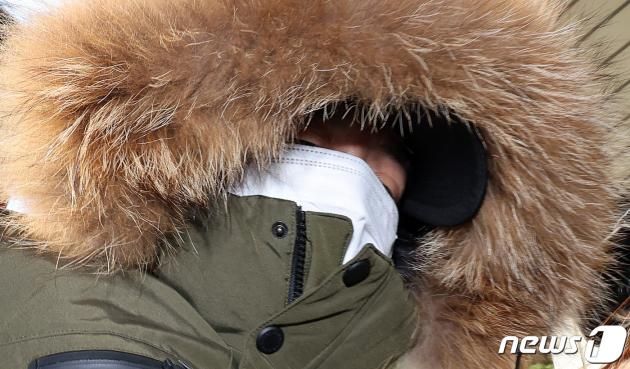 금전 문제로 의붓어머니를 살해한 뒤 친아버지 고향에 시신을 암매장한 혐의를 받는 40대 남성 배모씨가 지난달 19일 서울 양천구 서울남부지방법원에서 열린 구속 전 피의자 심문(영장실질심사)에 출석하고 있다. 2023.11.19/뉴스1 ⓒ News1 김성진 기자