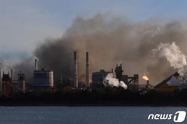 23일 오전 7시7분 쯤 경북 포항시 남구 송내동 포스코 포항제철소에서 불이 나 검은 연기가 공장을 뒤덮고 있다. 2023.12.23/뉴스1 ⓒ News1 최창호 기자