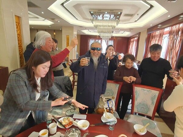 하북미술대학 전중이 총장과 이사장 등 수뇌부와 만찬하는 한중미술협회 회원들