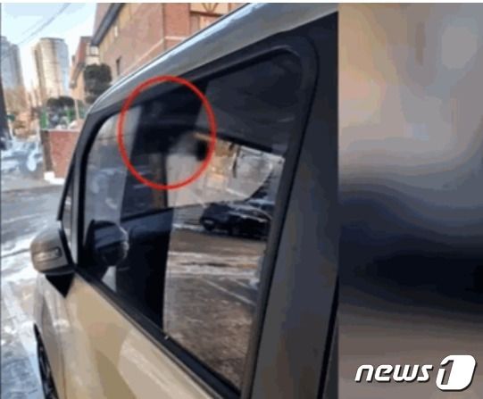 업체 규정에도 없는 청소추가요금을 요구했다가 거절당한 청소용역업체 직원들이 의뢰인 차량에 침을 뱉는 등 분풀이를 하고 사라졌다. (JTBC 갈무리) ⓒ 뉴스1