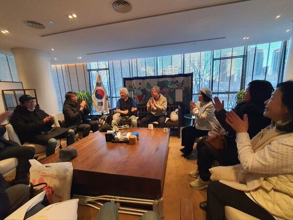 주중한국문화원을 방문 김진곤 원장과 환담