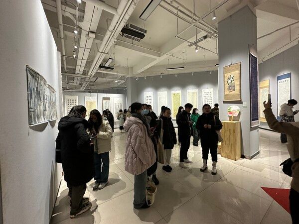 하북미술대학 한중교류전에 참가한 한중미술협회 회원 전시를 참관하는 관람자들