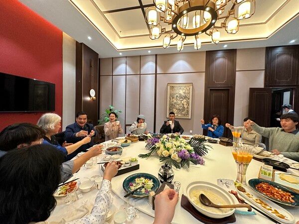 한중미술협회 회원들에게 만찬을 초대한 중명연(中名联) 대본령(戴本领) 회장