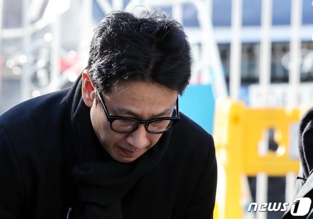 마약 투약 혐의를 받고 있는 배우 이선균 씨가 23일 오전 인천 남동구 인천논현경찰서로 3차 소환조사를 받기 위해 도착해 고개 숙여 인사하고 있다. 경찰은 이 씨의 마약 투약 혐의 외에도 이 씨가 고소한 공갈 사건에 대해서도 조사를 이어갈 예정이다. 한편 이 씨 등에게 마약을 제공하고 투약한 혐의를 받는 서울 강남의 성형외과 의사는 지난 20일 구속됐다. 2023.12.23/뉴스1 ⓒ News1 박정호 기자