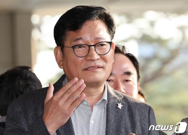 민주당 돈봉투 사건의 '최종 수혜자'로 지목된 송영길 전 더불어민주당 대표가 첫 소환 조사를 받기 위해 8일 서울 서초구 서울중앙지방검찰청에 출석하며 취재진의 질의에 답하고 있다. 2023.12.8/뉴스1 ⓒ News1 허경 기자