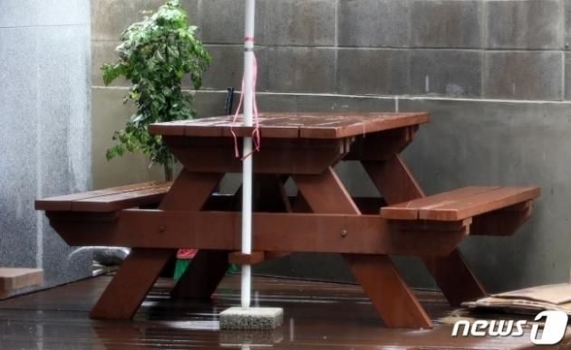 살인 등의 혐의를 받고 있는 부모씨(67)가 지난해 7월11일 오전 1시쯤 강모씨(64)를 살해한 제주시의 한 편의점 앞 간이 테이블.2022.7.11/뉴스1ⓒ News1 오미란 기자