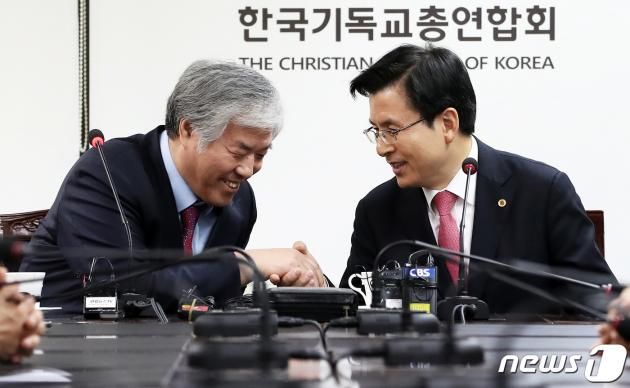 2019년 3월 20일 당시 황교안 자유한국당 대표가 서울 종로구 한국기독교연합회관에서 전광훈 한국기독교총연합회장을 예방하며 악수를 나누고 있다. ⓒ News1 오대일 기자
