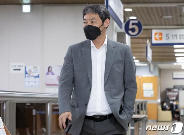 유튜브 채널 '가로세로연구소(가세연)' 출연진인 김용호 씨가 2일 오후 서울 서초구 서울중앙지방법원에서 열린 공직선거법위반 1회 공판기일에 출석하고 있다. 2021.11.2/뉴스1 ⓒ News1 이재명 기자