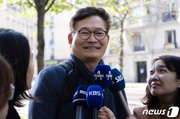 19일 오전(현지시간) 프랑스 파리의 한 거리에서 송영길 전 더불어민주당 대표가 취재진의 질문에 답하고 있다. 지난해 12월부터 파리경영대학원(ESCP) 방문 연구교수로 파리에 체류중인 송 전 대표는 오는 22일 오후 4시(현지시간, 한국시간 오후 11시) 특파원을 대상으로 기자간담회를 갖고 자신을 둘러싼 ‘돈봉투 의혹’과 관련한 입장을 밝힐 예정이다. 2023.4.19/뉴스1 ⓒ News1 이준성 기자