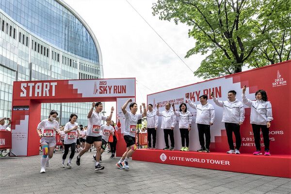 22일 오전 서울 송파구 롯데월드타워에서 열린 수직마라톤 대회 ‘스카이런(SKY RUN)’에서참가자들이 대회 시작과 함께 힘차게 출발하고 있다.