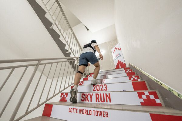 2023 스카이런(SKY RUN) 참가자가 힘차게 오르고 있다.