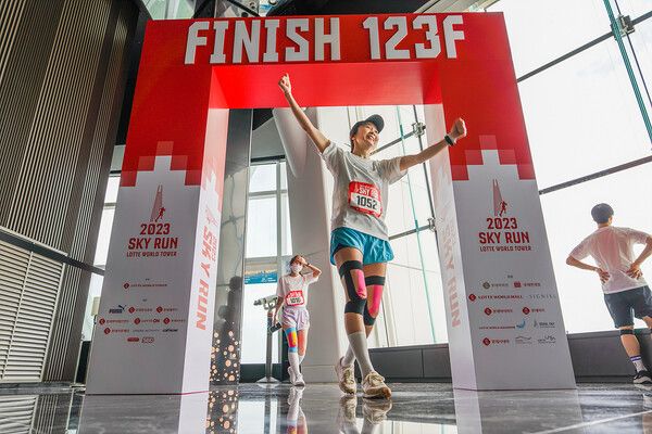 2023 스카이런(SKY RUN)을 완주한 참가자가 123층 피니시라인을 통과하고 있다.