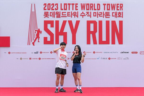 2023 스카이런(SKY RUN) 남녀 1위 우승자가 시상식에서 기념 촬영을 하고 있다.