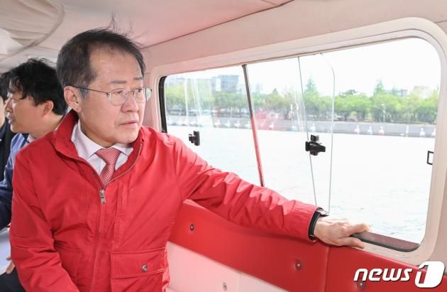 홍준표 대구시장이 지난 19일 오후 금호강 동촌유원지를 찾아 금호강르네상스사업 추진계획을 보고받고 현장을 둘러보고 있다. (대구시 제공) ⓒ News1 공정식 기자