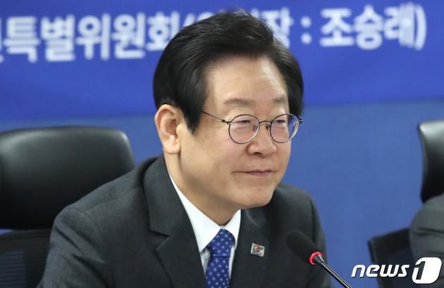 이재명 더불어민주당 대표가 11일 서울 여의도 국회 의원회관에서 열린 'ChatGPT시대 대응과 과제 좌담회'에서 모두발언을 하고 있다. 2023.5.11/뉴스1 ⓒ News1 임세영 기자