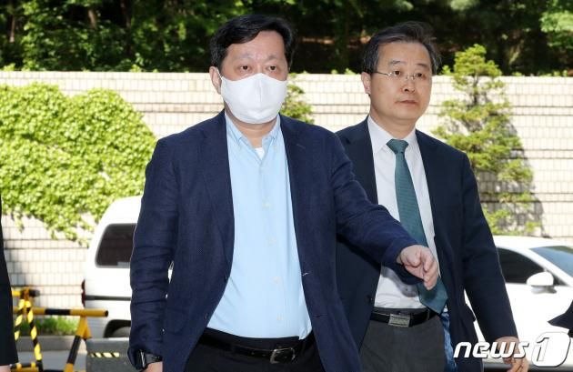 정진상 전 더불어민주당 대표실 정무조정실장이 9일 오전 서울 서초구 중앙지법에서 열린 특정범죄가중처벌 등에 관한 법률 위반 등 공판에 출석하고 있다. 2023.5.9/뉴스1 ⓒ News1 박세연 기자