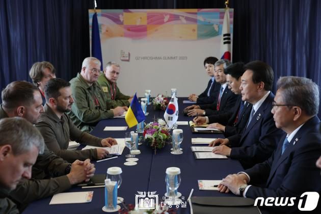 윤석열 대통령과 볼로디미르 젤렌스키 우크라이나 대통령이 21일 주요 7개국(G7) 정상회의장인 히로시마 그랜드 프린스 호텔에서 한국-우크라이나 정상회담을 하고 있다. (대통령실 홈페이지) 2023.5.21/뉴스1 ⓒ News1 오대일 기자