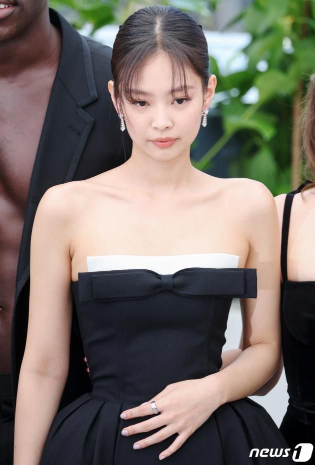 23일(현지시간) 제76회 칸 국제영화제가 열리고 있는 프랑스 남부 소도시 칸 ‘팔레 데 페스티발’(Palais des Festival)에서 열린 HBO ‘디 아이돌’(The Idol) 포토콜 행사에서 제니가 포즈를 취하고 있다. 2023.5.23/뉴스1 ⓒ News1 이준성 기자