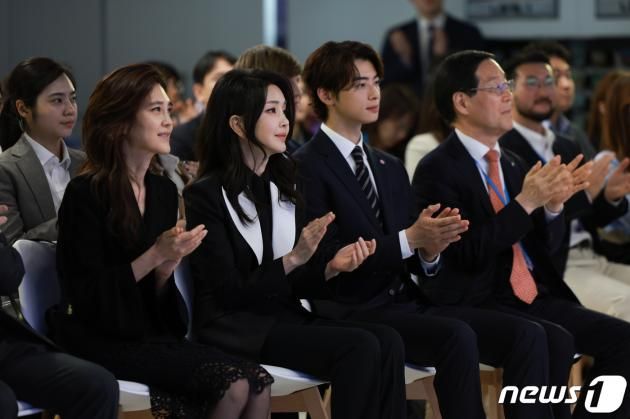 김건희 여사가 23일 서울 중구 한국관광공사 홍보관에서 열린 K-관광 협력단 출범식에서 이부진 한국방문의해위원회 위원장(왼쪽), 홍보대사 차은우와 함께 박수치고 있다. (대통령실 제공) 2023.5.23/뉴스1 ⓒ News1 오대일 기자