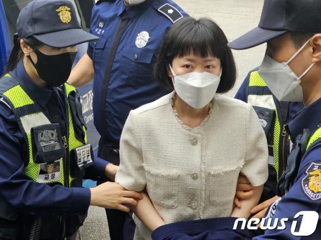 아버지를 살해한 혐의로 무기징역형을 선고받은 무기수 김신혜씨가 24일 오전 재심 준비기일에 참석하기 위해 광주지방법원 해남지원으로 호송되고 있다. 김씨는 이날 취재진에 "최선을 다하겠다"고 말했다. 2023.5.24/뉴스1 ⓒ News1 최성국 기자