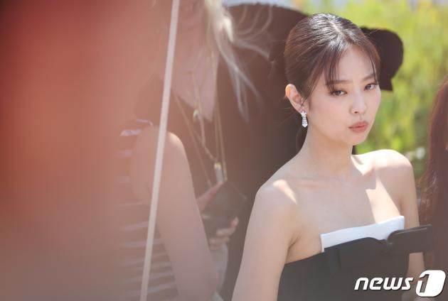 23일(현지시간) 제76회 칸 국제영화제가 열리고 있는 프랑스 남부 소도시 칸 ‘팔레 데 페스티발’(Palais des Festival)에서 열린 HBO ‘디 아이돌’(The Idol) 포토콜 행사에서 제니가 포즈를 취하고 있다. 2023.5.23/뉴스1 ⓒ News1 이준성 기자