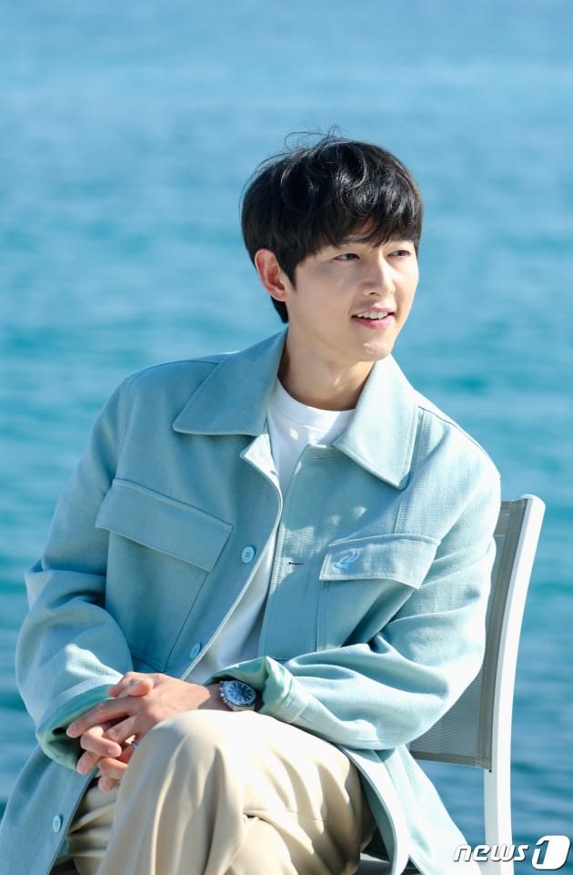 22일(현지시간) 오후 제76회 칸 국제영화제가 열리고 있는 프랑스 남부 소도시 칸 ‘바리에르 비치 마제스틱 칸’에서 ‘주목할 만한 시선’으로 초청된 영화 ’화란'(감독 김창훈)의 송중기가 인터뷰 전 촬영을 하고 있다. 2023.5.23/뉴스1 ⓒ News1 이준성 기자