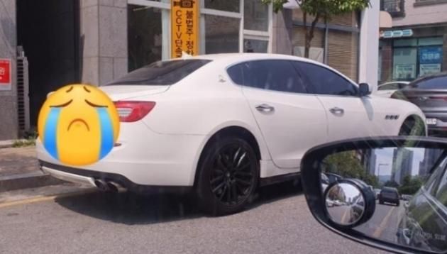 중학생 아이가 타던 자전거에 긁힌 2013년식 마세라티 차량. (보배드림 갈무리)