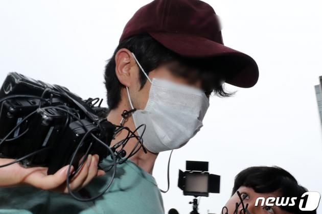 14살 연상 동거녀를 살해한 혐의를 받는 피의자 30대 남성 A씨가 26일 서울 금천구 금천경찰서로 압송되고 있다. 2023.5.26/뉴스1 ⓒ News1 김성진 기자