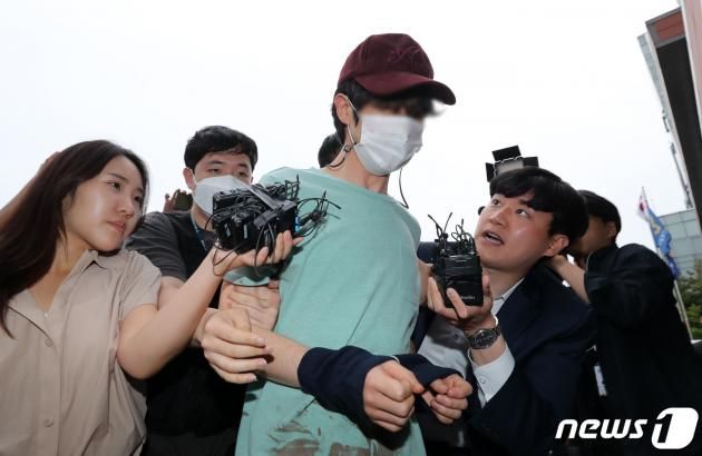 14살 연상 동거녀를 살해한 혐의를 받는 피의자 30대 남성 A씨가 26일 서울 금천구 금천경찰서로 압송되고 있다. 2023.5.26/뉴스1 ⓒ News1 김성진 기자