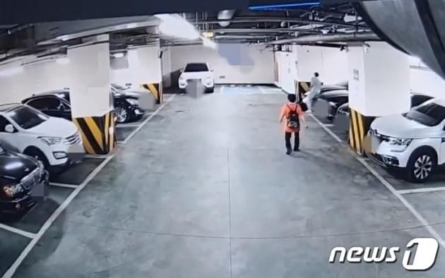 26일 오전 서울 금천구 시흥동 소재 상가 지하주차장에서 30대 남성 피의자 A씨가 40대 여성을 흉기로 찔러 살인했다. A씨는 이날 오후 경기 파주시에서 검거됐다. (독자제공)2023.5.26/뉴스1 ⓒ News1 유민주 기자