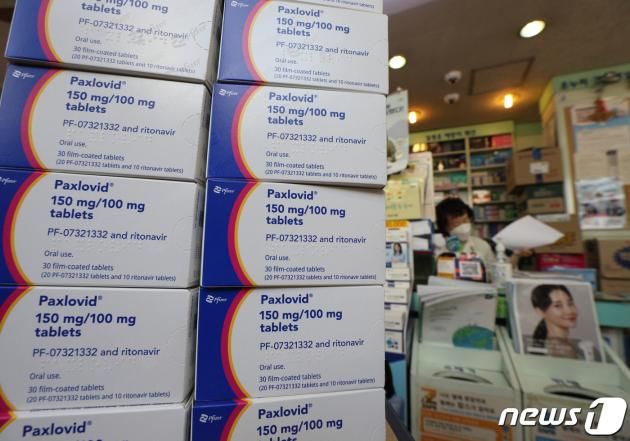 16일 서울의 한 약국에 신종 코로나바이러스 감염증(코로나19) 먹는 치료제인 화이자사의 팍스로비드가 놓여 있다. 2022.5.16/뉴스1 ⓒ News1 신웅수 기자