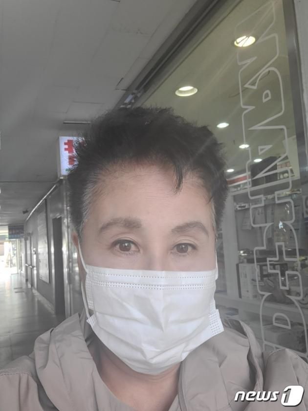 전여옥 전 의원이 '모자를 벗어보라'는 일부 조롱에 보란 듯 모자를 벗은 모습을 공개했다. (SNS 갈무리) ⓒ 뉴스1